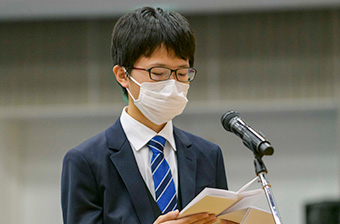 Yasufuku, representative for bachelor's students, delivering a statement