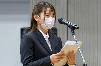 Ashizawa, representative for master's and doctoral students, delivering a statement