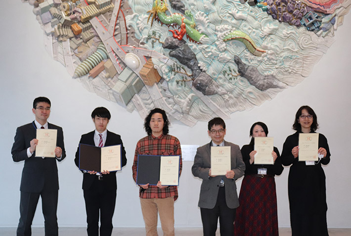 Shinoda (2nd from left) and Sumitomo (3rd from left) with certified Tokyo Tech staff