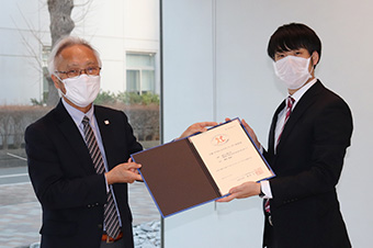 Shinoda (right) receiving certificate