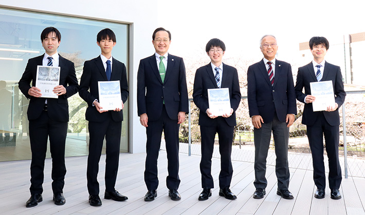 Student Survey 2020 representatives with President Masu (3rd from left) and EVP Mizumoto (2nd from right) 