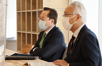 Masu (left) and Mizumoto listening intently to students