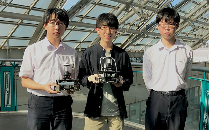 Fujiyama (center) with Team Leopard members