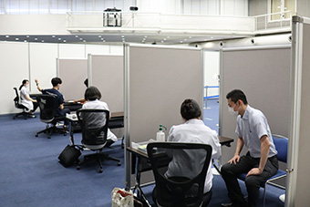 A TMDU doctor conducting pre-vaccination screening