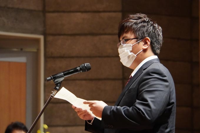 Student representative Su Jun giving speech