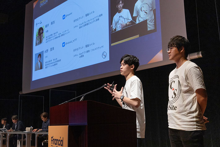 Hosoi (left) and Mizuno explaining their business plan