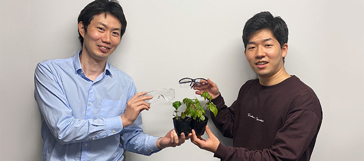 Aoki (left; corresponding author) and Abe (right; first author) holding plants and commercially available protective glasses made of polycarbonate
