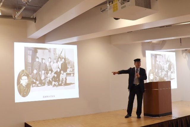 Alumnus Taki showing photo of his Tokyo Tech student days