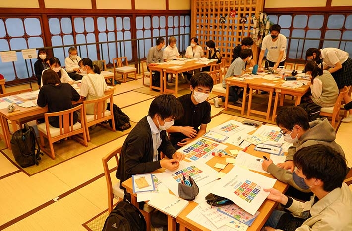 Members of Tokyo Tech High School of Science and Technology learning about SDGs with business professionals at Minato City event