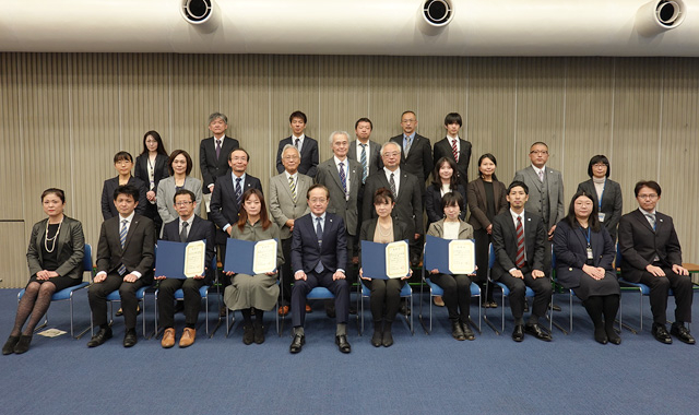 Team award winners with President Masu and other executives