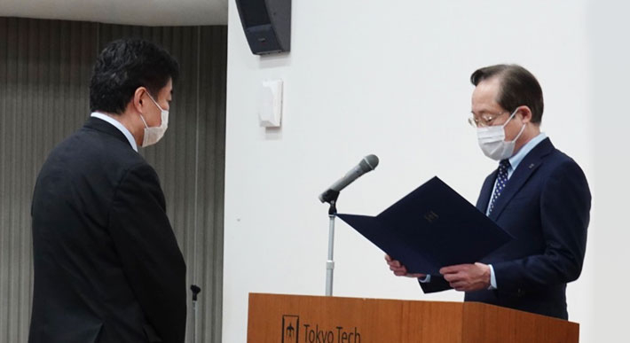 Assoc. Prof. Konishi (left) receiving his award