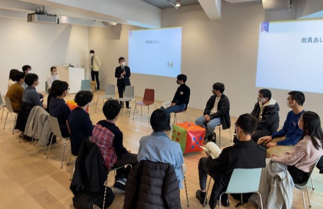 Second-year students and faculty members freely discussing various current issues regarding campus life