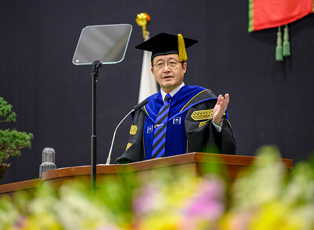 President Masu congratulating Tokyo Tech's newest students