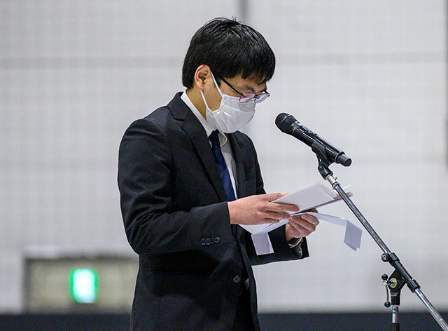Arai, representative for master's and doctoral students, delivering a statement