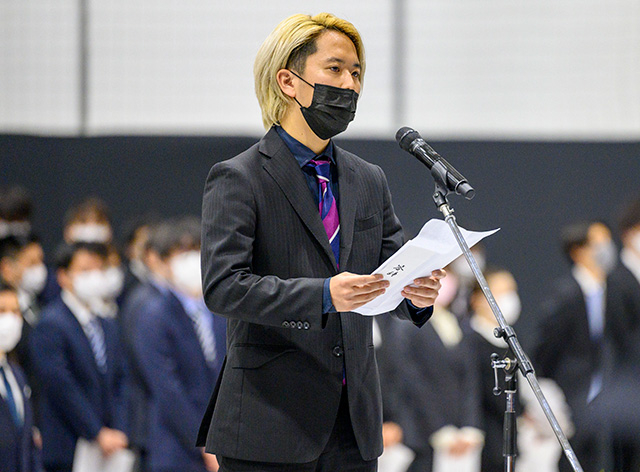 Takahashi, representative for master's and doctoral students, delivering a statement