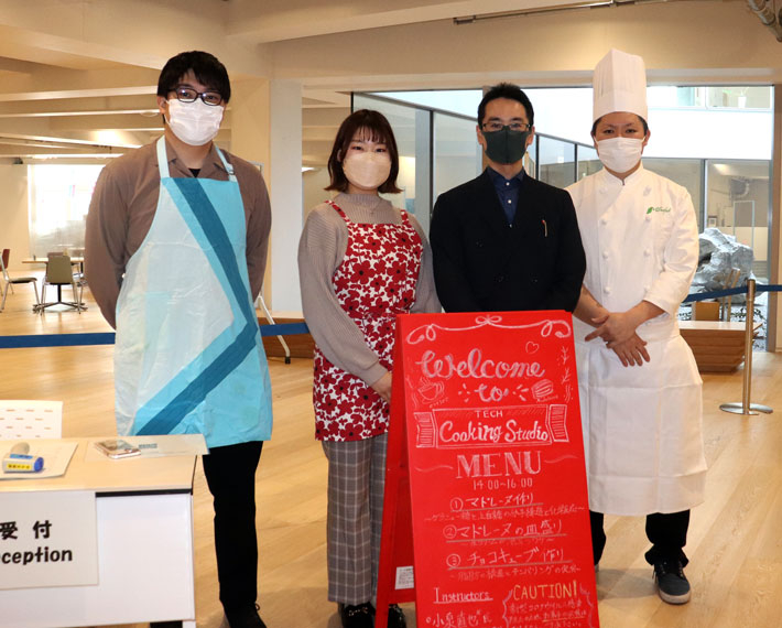 (from left) Creator of red menu board Fukuda, Yanagase, graduate Koizumi, patissier Fuchigami