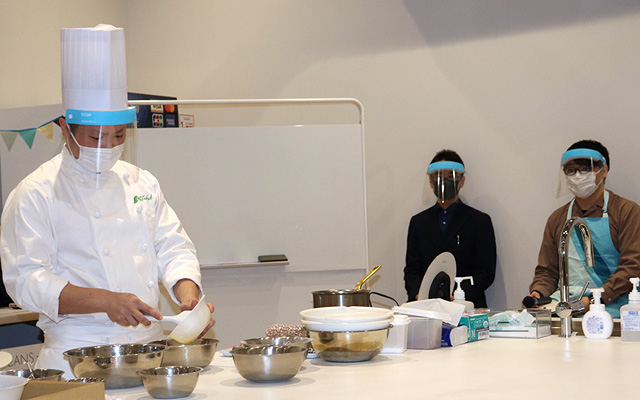 Patissier Fuchigami making madeleines