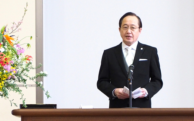 Tokyo Tech President Masu greeting new students