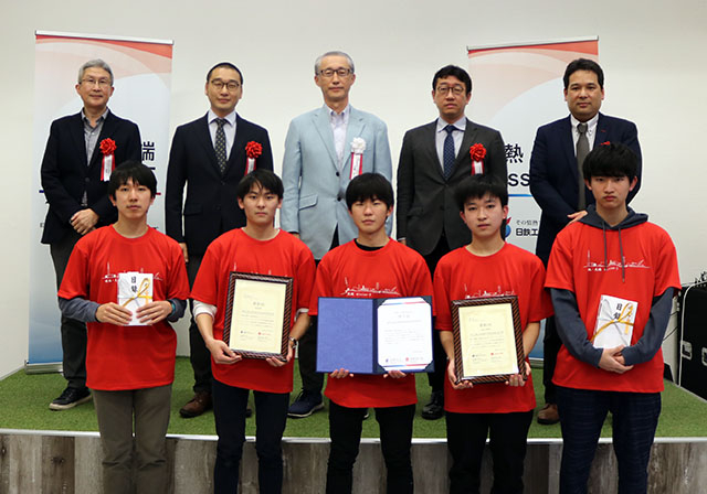 Winning team with Nippon Steel Engineering Co., Ltd. Representative Director and President Yukito Ishiwa (back, center) and judges