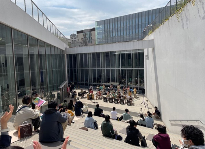 Tokyo Tech's Latin jazz band, Los Guaracheros, performing outdoors