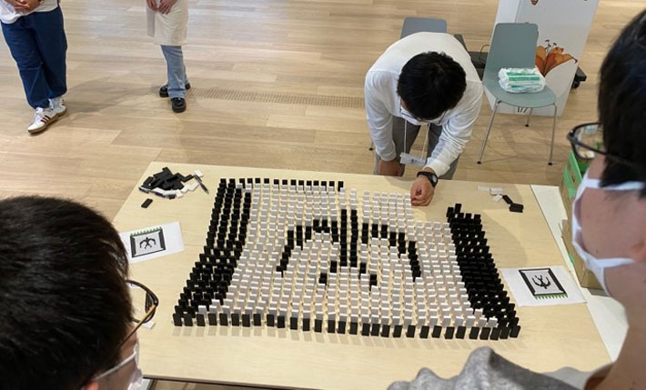 Gaming competition: Using dominoes to create Tokyo Tech Seal