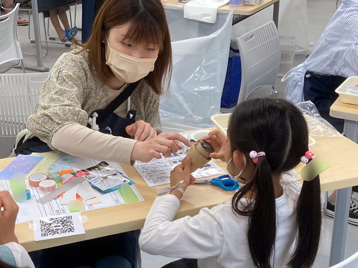 Children enjoying hands-on workshop with student club Science Techno