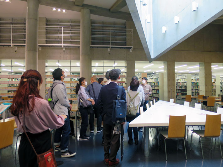 Library tour participants led by student library supporters