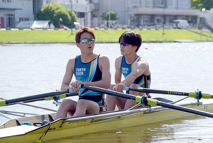 Takahashi (left) and Yoshino in double scull action