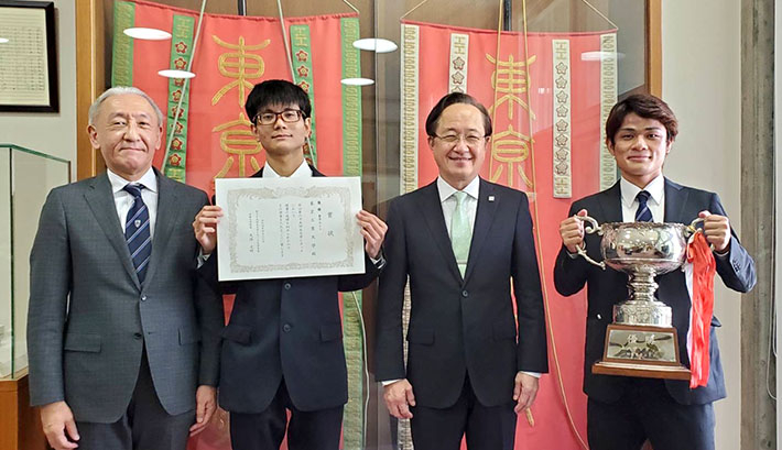 Celebrating victory: (from left) Club Prof. Hidenori Kosaka, club rep Ken Ito, Tokyo Tech President Kazuya Masu, club captain Yudai Okano