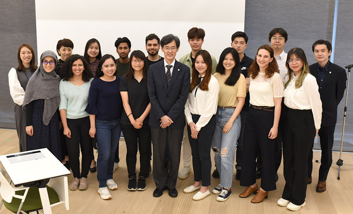 Student Ambassadors 2022 with EVP for Education Imura (front, center), Admissions Section Deputy Head Mitsuyasu Iwanami (back, 2nd from right), section staff