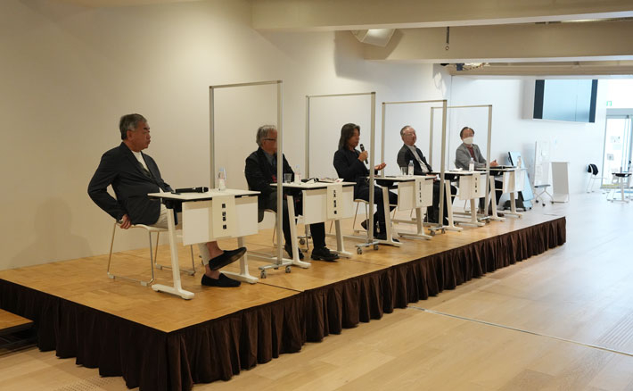 Panel participants discussing uniqueness of Tokyo