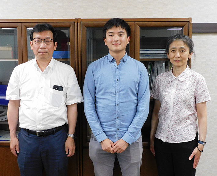 RWTH Aachen student Felix Jiang (center), School of Materials and Chemical Technology Dean Hidetoshi Sekiguchi (left), and Professor Junko Morikawa from Jiang’s host lab