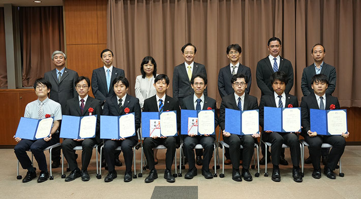 Commemorative photo with the award winners on September 1