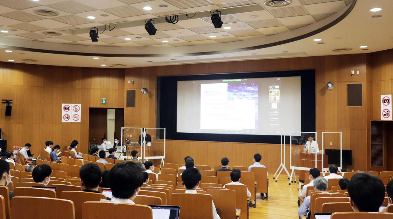 Tokyo Tech Academy for Convergence of Materials and Informatics doctoral students share research findings in AY2022