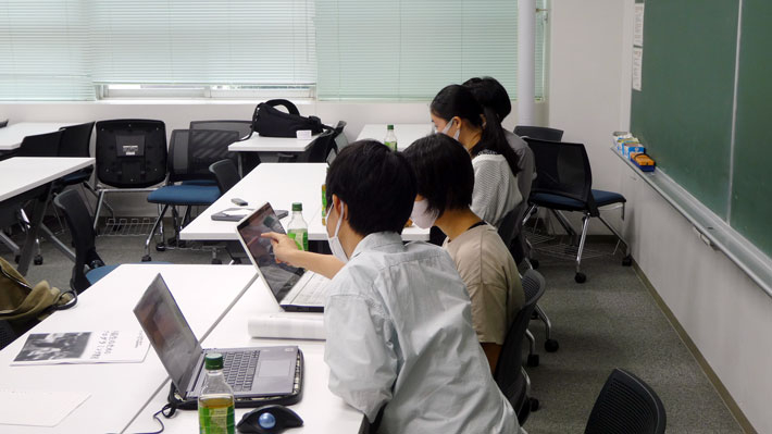 Participant receiving coding guidance from traP member