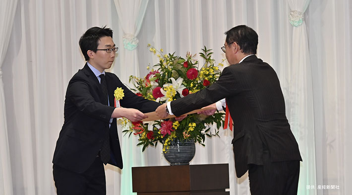 Li (left) receiving certificate