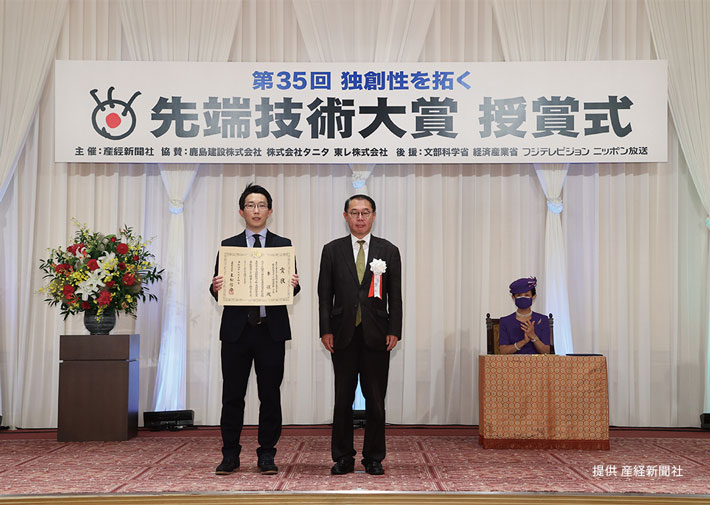 Li (left) with MEXT's Higher Education Bureau Director-General Masuko