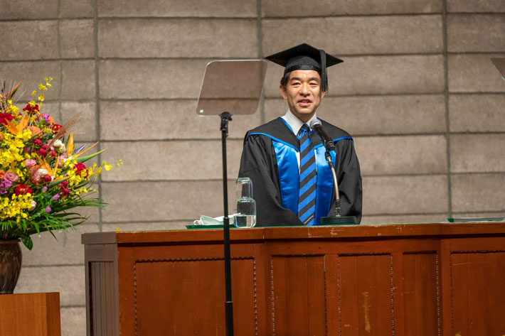 IIR Director-General Ohtake speaking to graduates