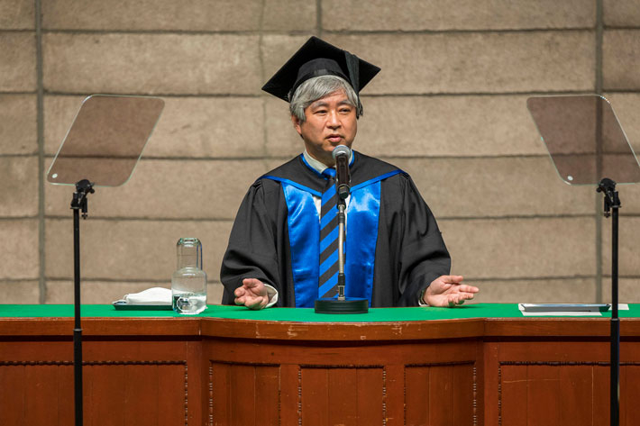 School of Science Dean Kuze speaking to doctoral degree recipients