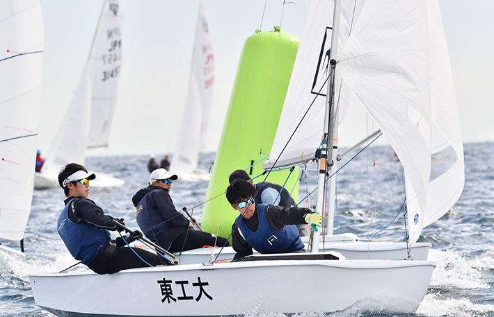 Iwakura (left) and Syunsuke Michisita, 4th-year student in Chemical Science and Engineering