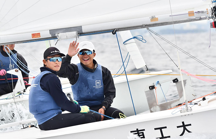 機械系3年池田大輝さん（左）と機械系4年花崎龍也