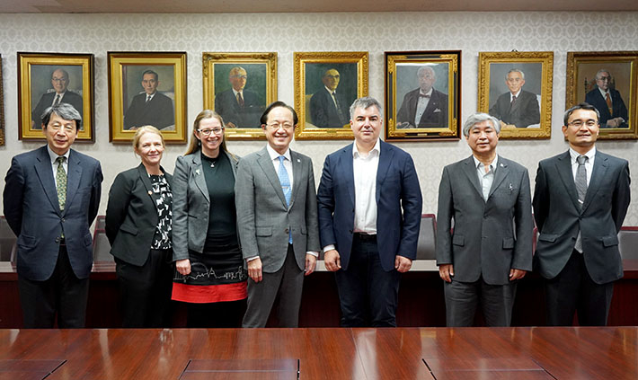 Group photo of the courtesy visit to the president