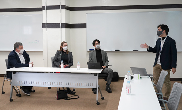 Young researchers introducing their researches