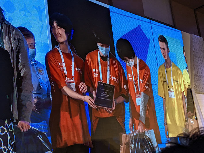 Team good_yamakin savoring 3rd place in ICPC Challenge