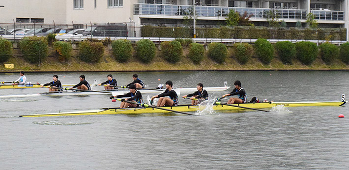 Tokyo Tech battling against rowers from three other universities