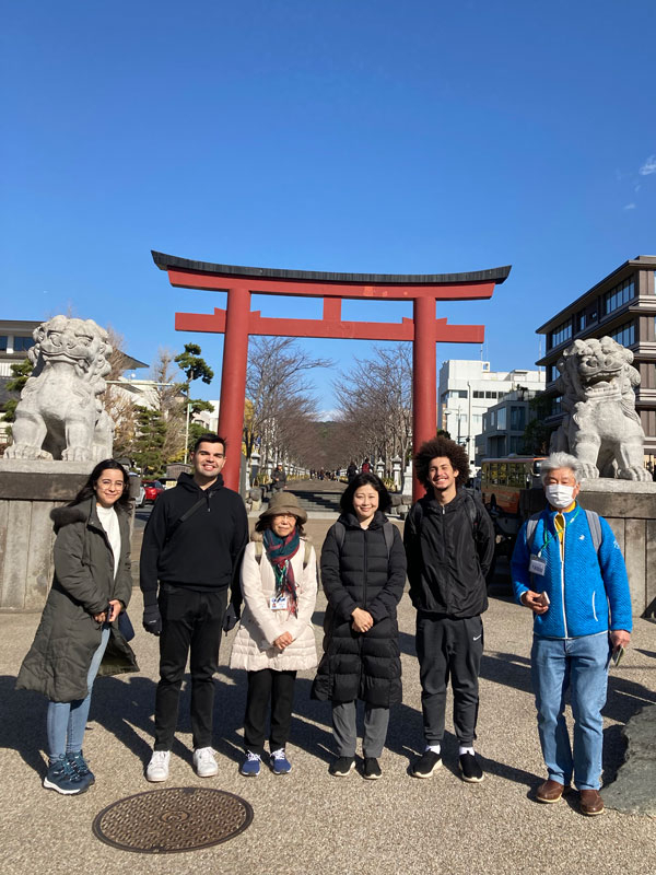 Participants at Wakamiya-oji, an avenue that stretches from Tsurugaoka Hachimangu towards Yuigahama Beach