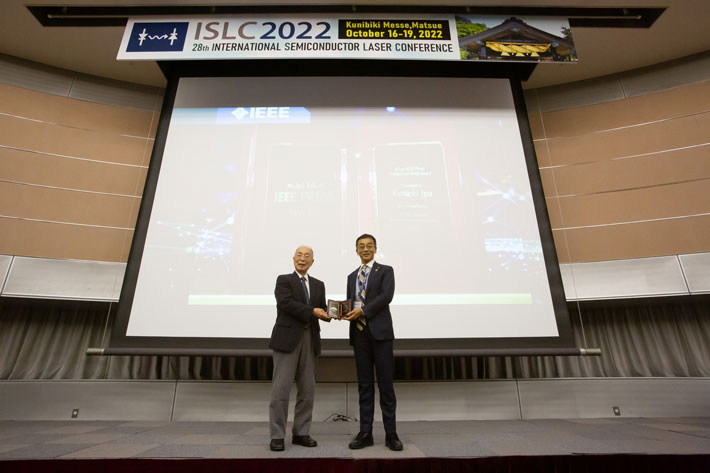 Honorary Professor Iga (left) receiving IEEE Press award from Dr. Kasukawa