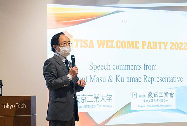President Masu (left) and alumni association's Tsujino giving welcome speeches