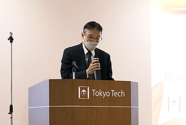 President Masu (left) and alumni association's Tsujino giving welcome speeches