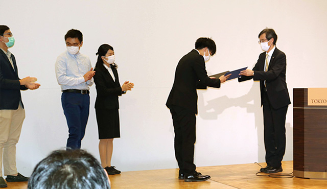 EVP Imura presenting award